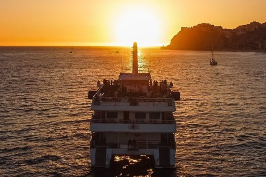 Sunset Premier Dinner and Show Cruise Los Cabos